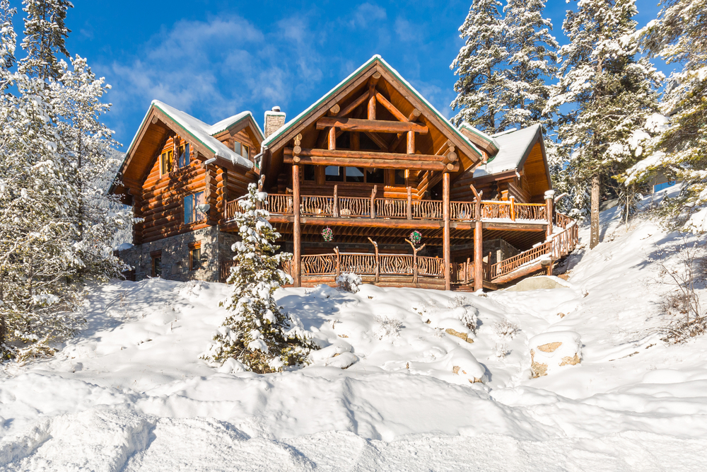 Mountain,Vacation,Log,Houses,At,Ski,Resort,Or,Golf,Course. Featured image showing a mountain home with the snow